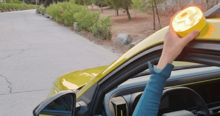 ISSE-SAFETY-LIGHT-baliza-en-coche-iluminada